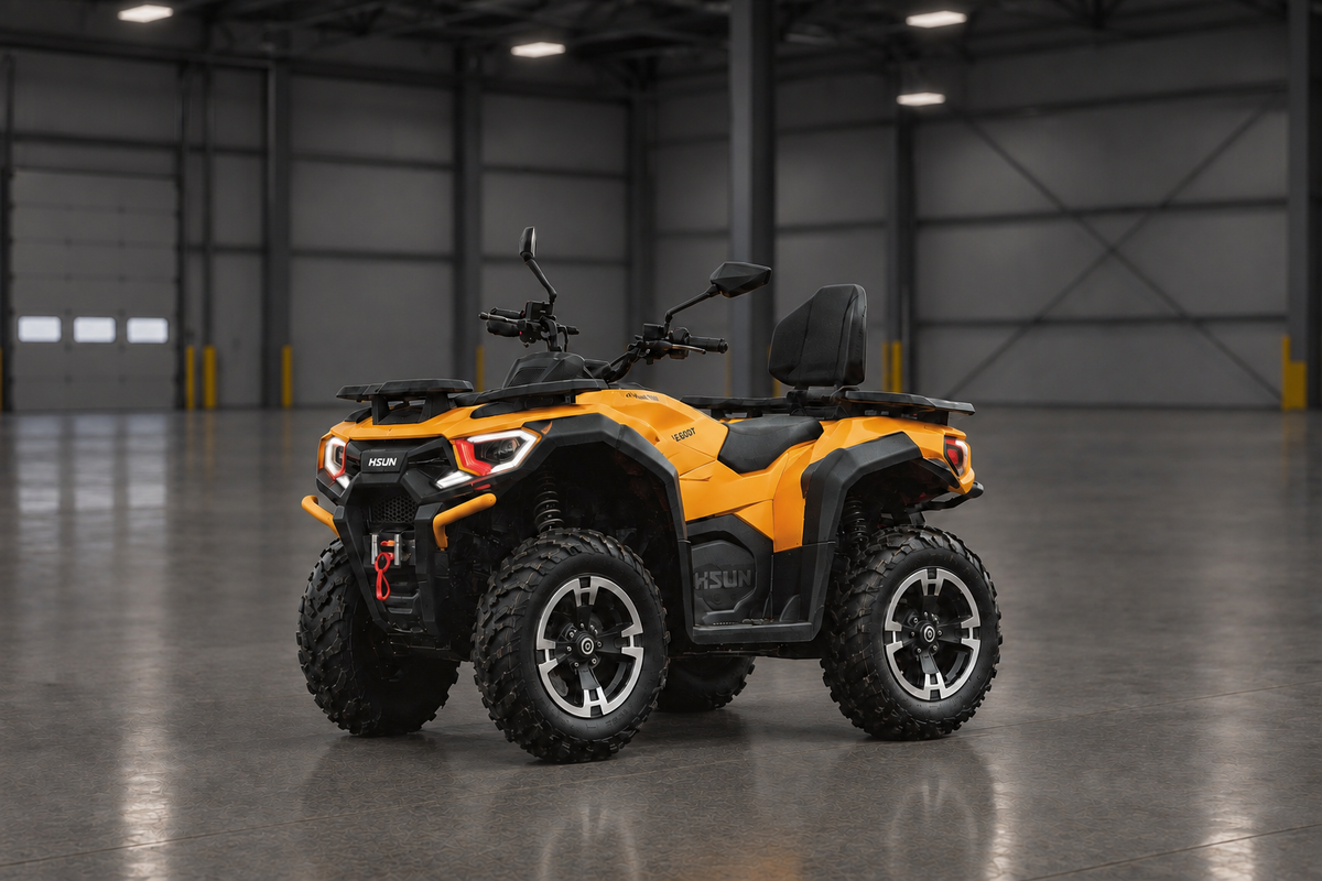 Hisun ATV mit dunklerem Lagerhallen-Hintergrund